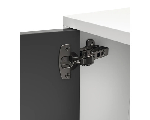 Vue détaillée d''une charnière de meuble sur une porte d''armoire