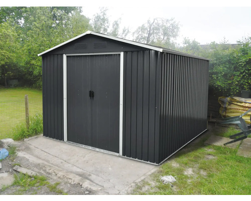 Abri de jardin métallique avec double porte sur fondation en béton