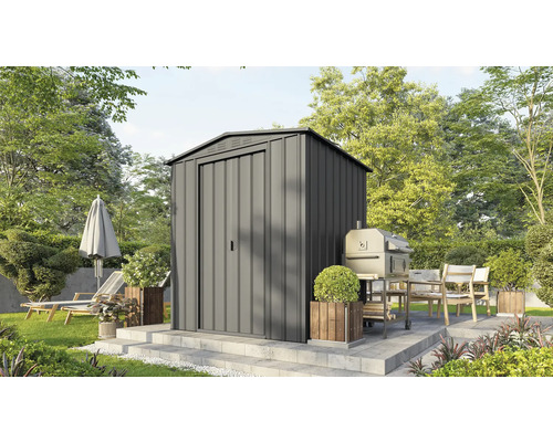 Abri de jardin GLOBEL Gartenmanager Dream 65h 178 177,5 x 148 cm anthracite Scène de jardin avec remise à outils, barbecue et mobilier de jardin sur la terrasse