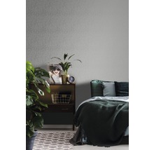 Schlafzimmer mit grauer Vliestapete, Nachttisch, Dekoration und Bett