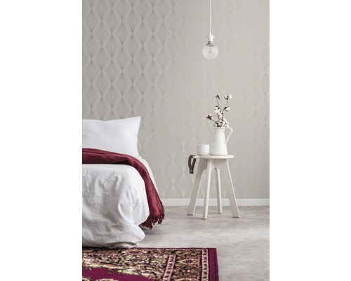 Chambre avec papier peint à motifs, lit, table d''appoint et tapis