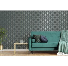 Salon décoratif avec canapé, table d''appoint et papier peint à motifs