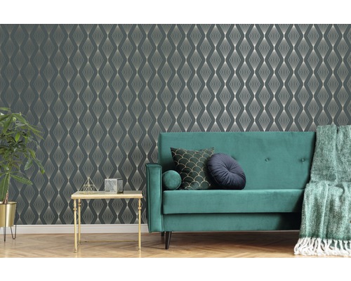 Salon décoratif avec canapé, table d''appoint et papier peint à motifs