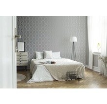 Chambre à coucher avec papier peint à motifs, lit et table de chevet