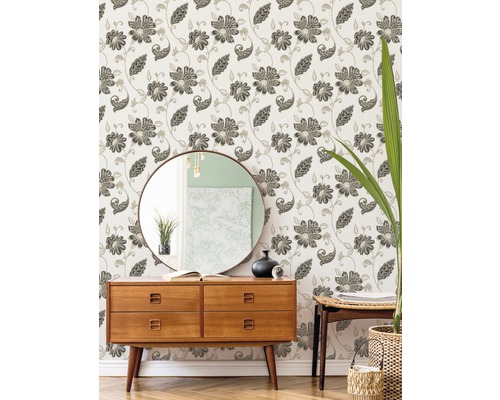 Pièce décorative avec papier peint à motifs, commode, miroir et plante