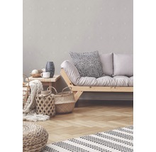 Salon avec papier peint à motifs, parquet et meubles clairs pour une ambiance lumineuse et organisée.