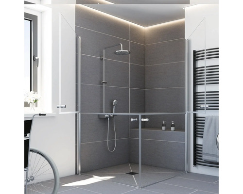 Barrierefreie Dusche mit Duscharmatur, Duschwand und Heizkörper im Badezimmer.