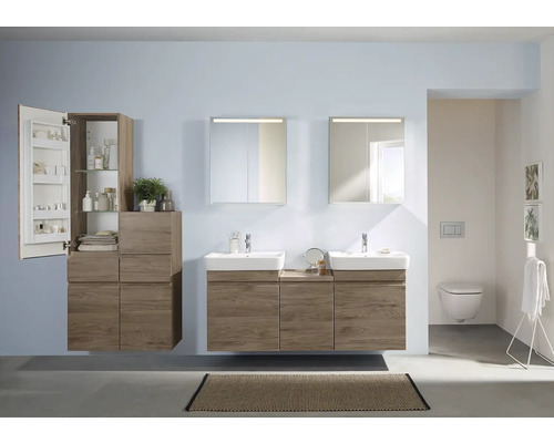 Salle de bain avec lavabos, armoires de toilette et armoire haute en bois