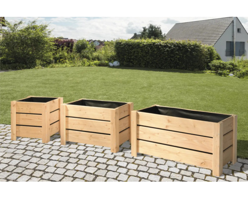 Drei Pflanzkästen aus Holz im Garten