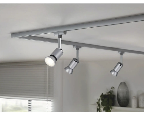 Deckenschiene mit drei Strahlern im Innenraum.