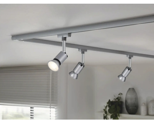 Deckenschiene mit drei Strahlern im Innenraum