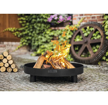 Brasero avec bois brûlant dans le jardin