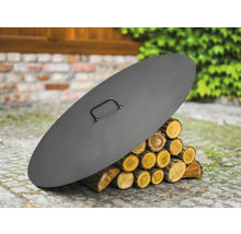 Couvercle en acier pour foyer sur une pile de bois