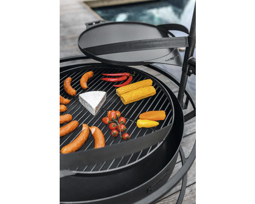 Barbecue avec saucisses, légumes et fromage sur la grille