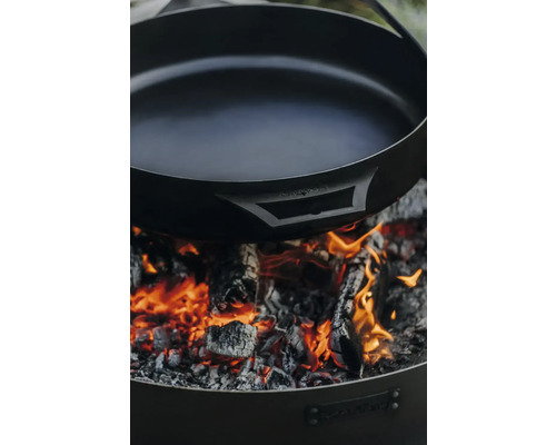Poêle à feu au-dessus d''un feu ouvert