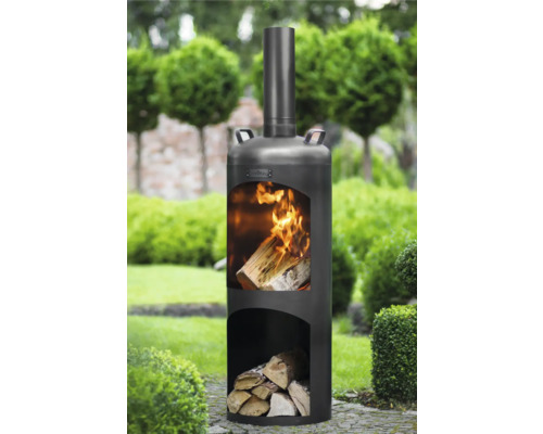 Schwarzer Outdoor Kaminofen mit Holzscheiten im Garten