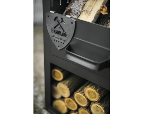 Vue détaillée d''un support à bûches avec l''inscription Handmade pour le travail manuel