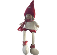 Poupée en tissu décorative avec bonnet et écharpe rouges