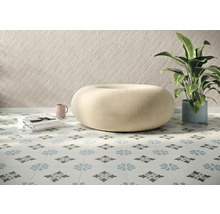 Pièce lumineuse avec carrelage décoré au sol, tabouret, plante d''intérieur et carrelage mural