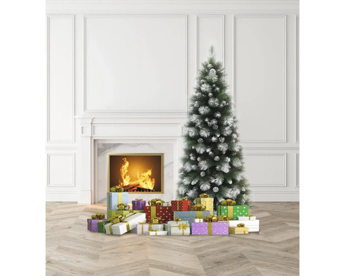 Sapin de Noël et cadeaux devant la cheminée