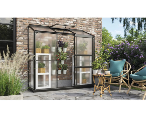 Serre avec étagères et plantes à côté d''un coin salon sur une terrasse