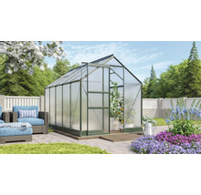 Serre avec des plantes dans le jardin