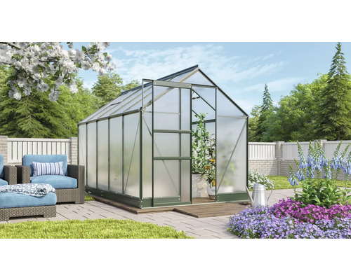 Serre avec des plantes dans le jardin