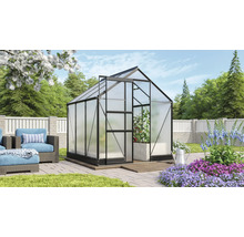 Serre avec cadre en acier et plaques de polycarbonate dans le jardin