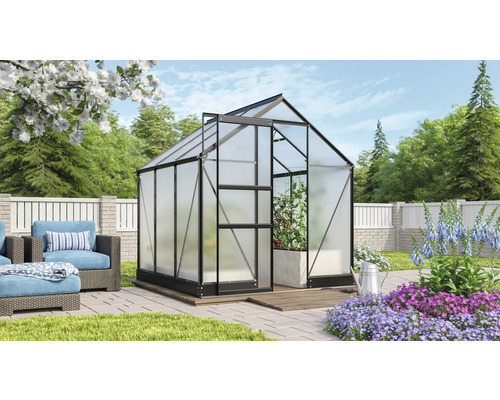 Serre avec cadre en acier et plaques de polycarbonate dans le jardin