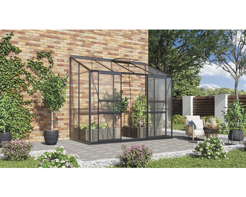 Serre avec plantes dans le jardin