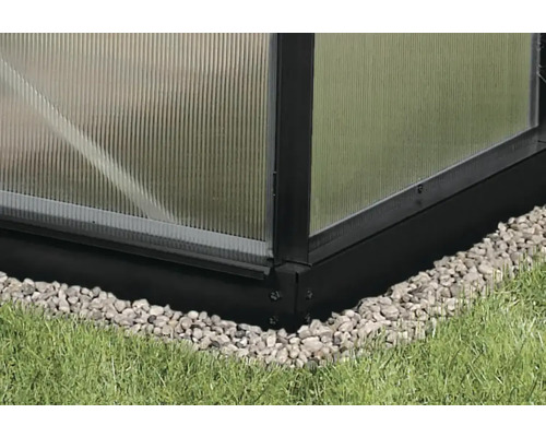 Vue détaillée d''une serre avec cadre de fondation en aluminium et plaques de polycarbonate