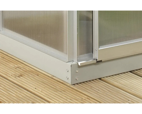 Detailansicht eines Gewächshauses aus Metall und Kunststoff auf einem Holzdeck