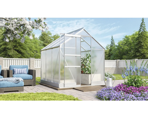 Serre de jardin avec plantes et mobilier de jardin.