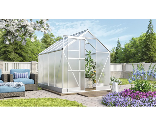 Serre avec porte ouverte et plante dans le jardin