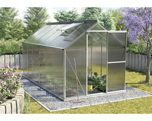 Serre avec porte et fenêtre de toit ouvertes dans le jardin