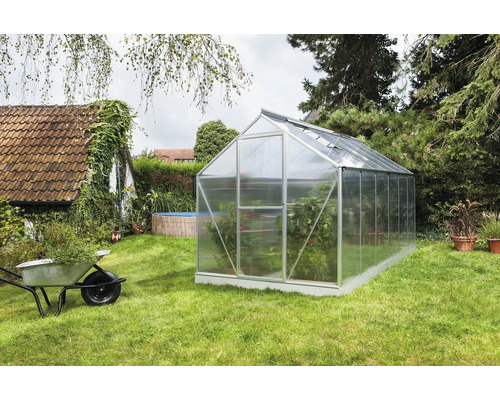 Serre de jardin avec plantes et brouette