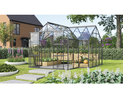 Serre avec des plantes dans un jardin.