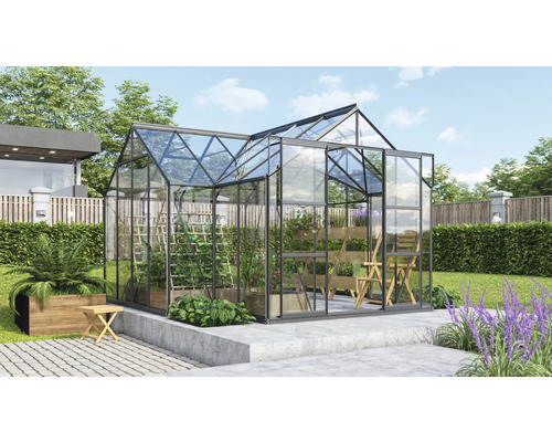 Serre avec des plantes dans le jardin