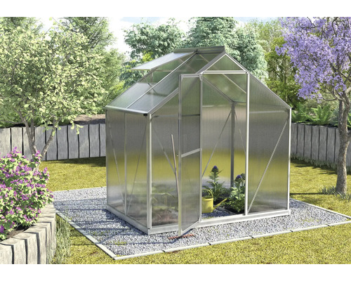 Serre avec porte ouverte dans le jardin