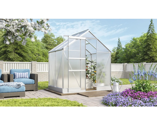 Serre avec porte ouverte dans le jardin