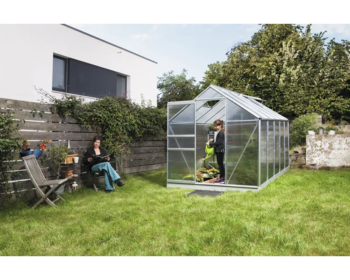 Garten Szene mit Gewächshaus, Frau und Kind bei der Gartenarbeit