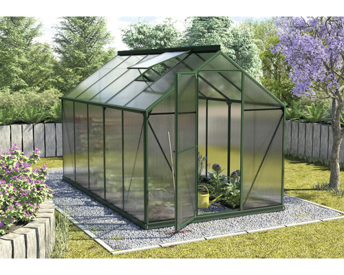 Serre de jardin avec porte ouverte et lucarne