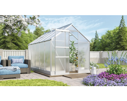 Gewächshaus mit geöffneter Tür in einem Garten mit Gartenmöbeln und Blumenbeeten.