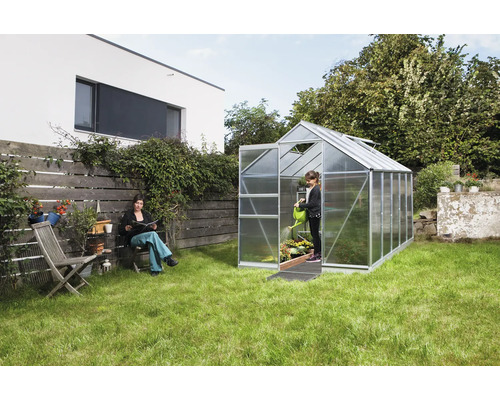 Gewächshaus im Garten mit Frau und Kind