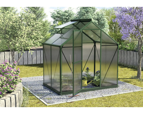 Gewächshaus mit geöffneter Tür im Garten.