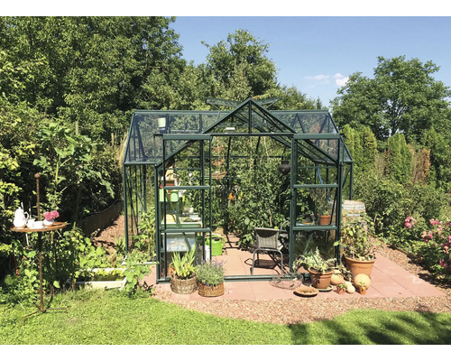 Gewächshaus Vitavia Sirius Einscheibensicherheitsglas 3 mm 383x383 cm grün Gewächshaus mit Pflanzen auf einer Terrasse im Garten