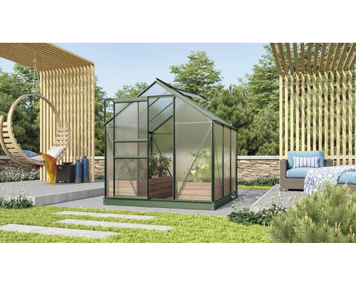 Gewächshaus im Garten mit Gartenmöbeln