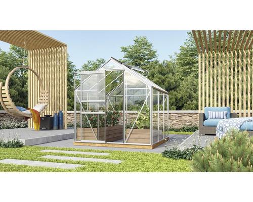 Gewächshaus im Garten mit Hängesessel und Lounge Möbeln