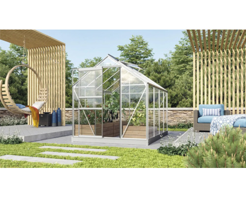 Gewächshaus im Garten mit Hängesessel und Sitzecke