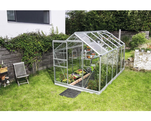 Gewächshaus mit Pflanzen im Garten